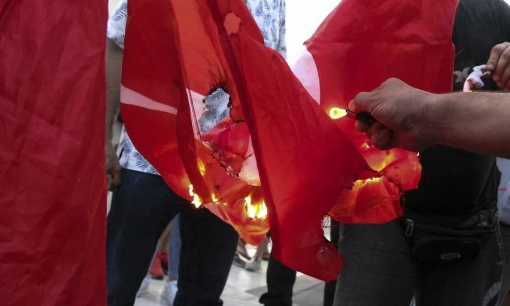 Η Άγκυρα απειλεί και η Ελληνική Κυβέρνηση καταδικάζει το κάψιμο της τουρκικής σημαίας!